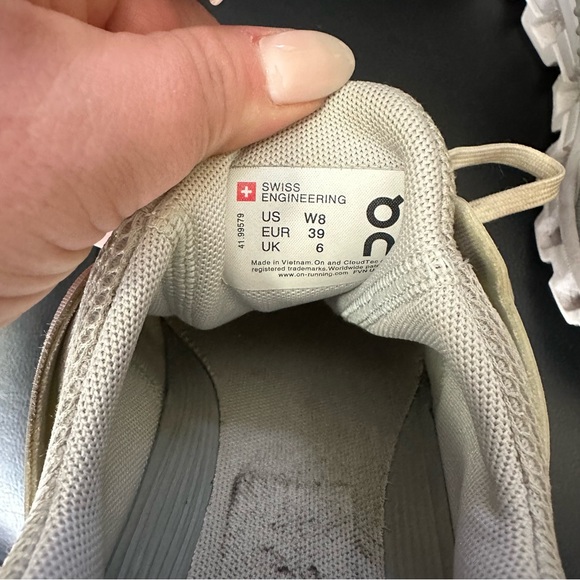 On Cloud Sneakers Size 8 - Picture 5 of 8